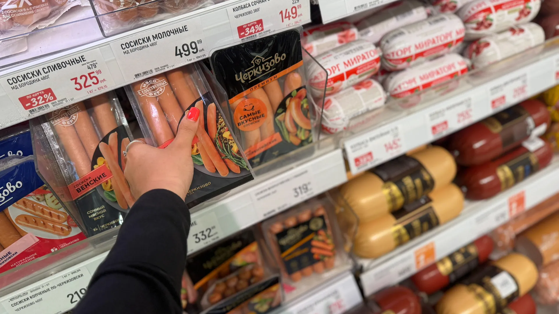Подруга-продавец рассказала, зачем люди берут в «Светофоре» по 10-20 палок колбасы и по 20 кг сосисок