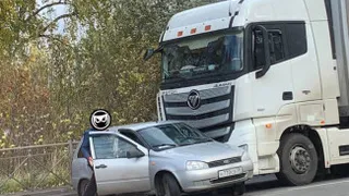 В Пензе на улице Ульяновская огромная фура протаранила легковушку