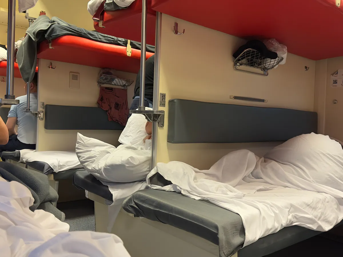 Сосед в плацкарте скормил мою еду своей собаке - взамен предложил мне доширак