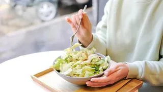 Придайте пикантную нотку овощным салатам