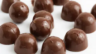 Жарю крупу с какао — и в холодильник на час: шоколадная вкуснятина готова — сметают со стола быстрее «Сникерсов»