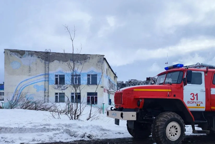 За сутки в Коми потушили пять пожаров в банях, хозпостройке и неиспользуемых зданиях