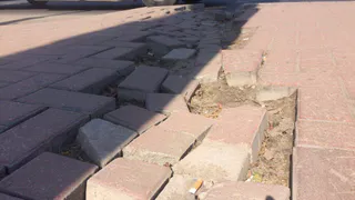 У Дом художника проваливается тротуарная плитка