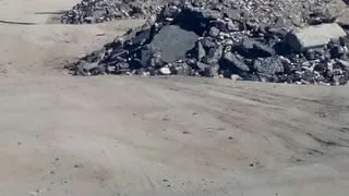 В Недостоево на дорогу свалили кучу старого асфальта