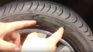 Опасная трасса: уже несколько водителей оставили свои колеса в ямах