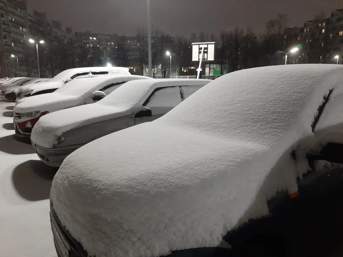 Хорошо, не на людей: в Татарстане УК ответит за падение снега с крыши дома на автомобиль