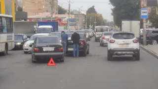 Утром на Грибоедова "встретились" две легковушки и собрали пробку