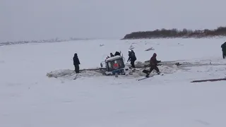В Коми достали трактор, провалившийся в полынью