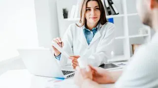 Заболеваемость коронавирусом в России упала ниже критически важной цифры