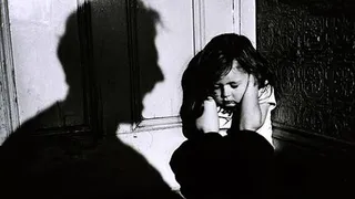 Ещё и била: воспитательницу из Нижнекамска, укладывавшую детей спать на холоде, уличили в побоях