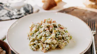 Всего 3 ингредиента и 5 минут готовки: салат «Париж в снегу» станет центром любого праздника — домашних за уши не оттащите