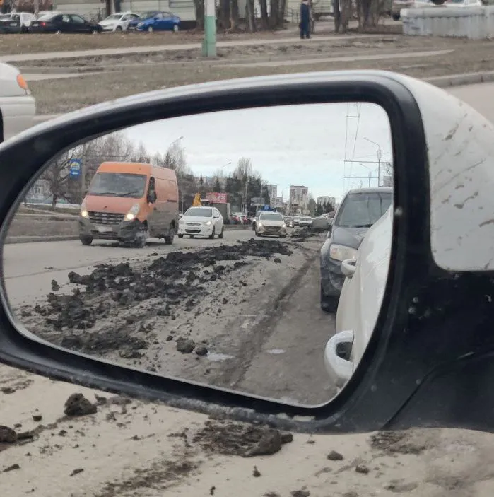 В Пензе на проспекте Строителей проезжую часть засыпало землей