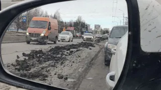 В Пензе на проспекте Строителей проезжую часть засыпало землей