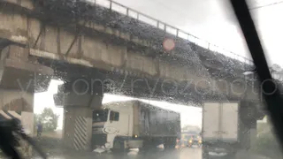 Ни пройти, ни проехать: в Рязани фура врезалась в мост