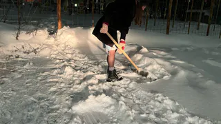 Мудрые хозяева снег лопатой давно не чистят - знают про один простой трюк. Спина в полной безопасности
