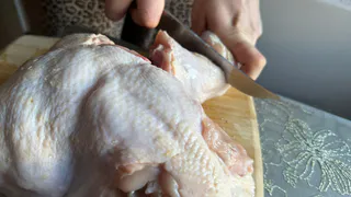 Нашёл синих «советских» кур в Светофоре и не поверил глазам: сравнил с курицей из Пятёрочки по цене и вкусу — результат удивил