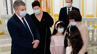 Брянский губернатор подарил ноутбуки двум сестрам-сиротам