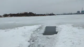 Живы, здоровы: ухоловские рыбаки провалились под лед