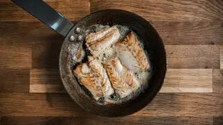 Нужно ли закрывать крышку во время жарки рыбы - запомнить этот совет опытных хозяек на всю жизнь
