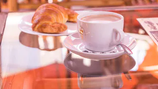 Перестала просто засыпать какао в молоко — теперь варю так: напиток получается густым и без комков