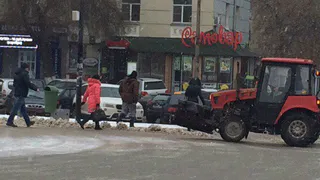 Народное фото: трактор пугает прохожих