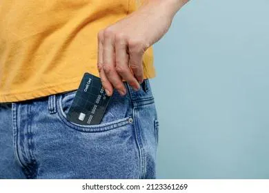 Мужчина нашел чужую банковскую карту и решил, что это подарок судьбы