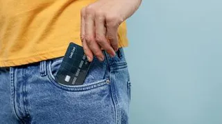 Мужчина нашел чужую банковскую карту и решил, что это подарок судьбы