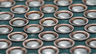 Началось массовое производство атомных батареек размером с монету и сроком службы в 50 лет без подзарядки