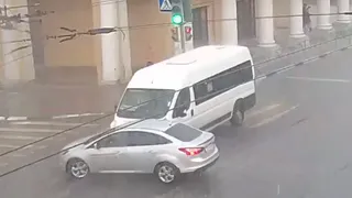 Видео. На улице Ленина автомобиль влетел в маршрутку