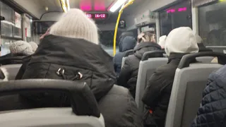 Пензенцы, прождав почти час, пытаются уехать в переполненном транспорте