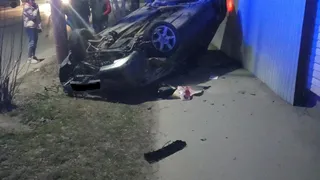 Машина перевернулась на крышу: ночью в Рязани две иномарки не поделили дорогу