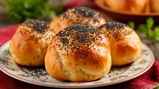 Пампушки с маком - вкусные и нужные, что тают во рту: за час на столе пышные булочки
