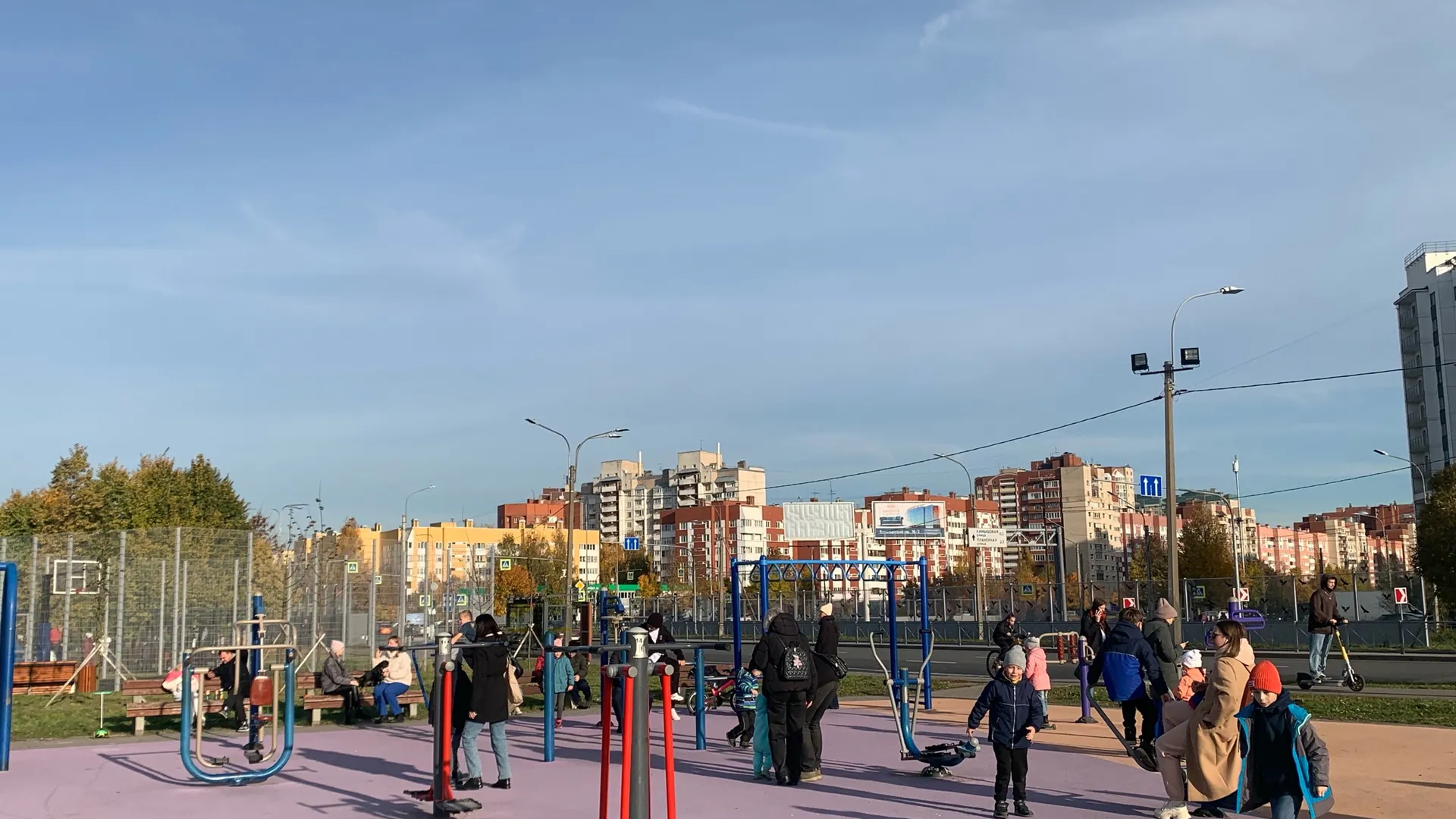 В Кузнецке рабочие продолжают благоустраивать детскую спортплощадку