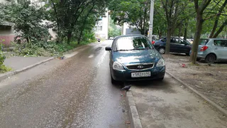 Парковочный беспредел: автолюбители оставляют машины на тротуаре