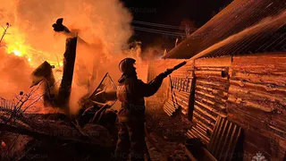 В Петушках пожар охватил частный дом и гараж