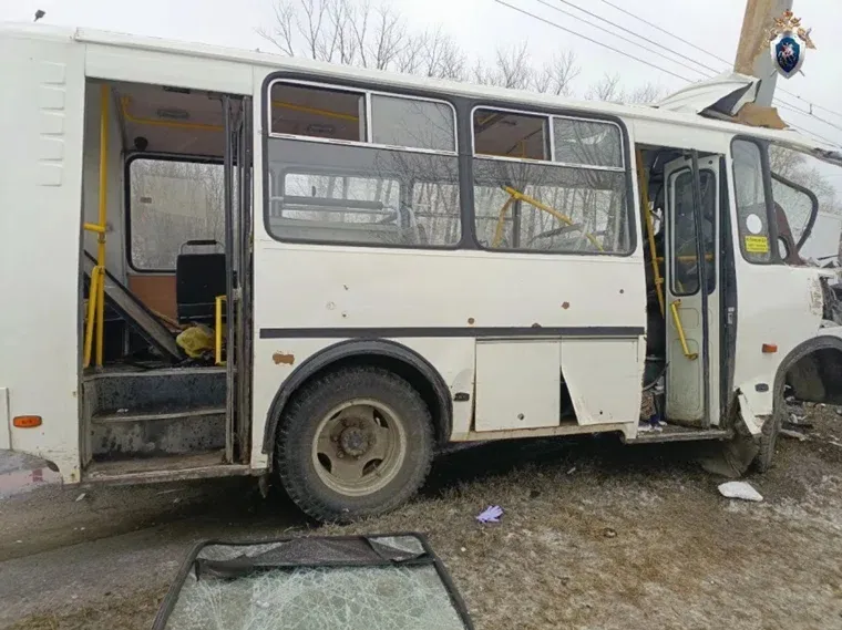 Маршрутный автобус врезался в бетонный столб в Челябинской области