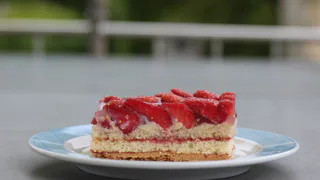 Тесто без замеса, а ягоды всегда есть под рукой: пеку ходовой пирог с клубникой на скорую руку – домочадцы в восторге