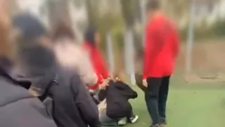 В Сыктывкаре подростки сняли видео как школьница избивала другую девочку