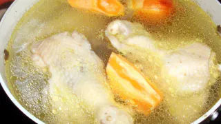 Прозрачный и ароматный: шеф-повара раскрыли секрет идеального куриного бульона