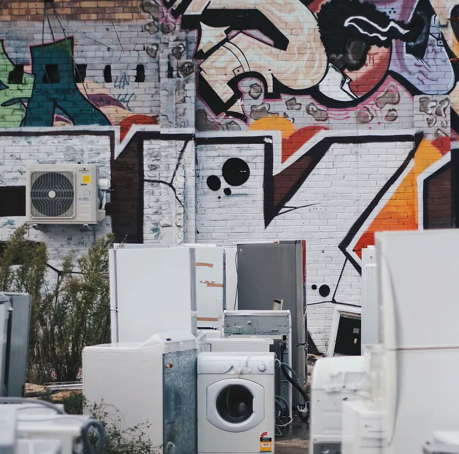 Сдаеи старый холодильник на металлолом: сколько можно заработать на старой технике