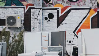 Сдаеи старый холодильник на металлолом: сколько можно заработать на старой технике