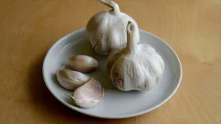 Чеснок перестал "плакать" при поливе: взяла один бабушкин секрет — и зубчики стали крупнее в два раза