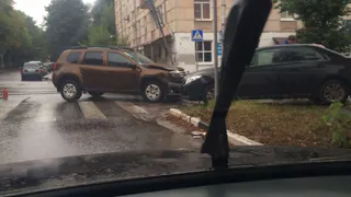 ДТП на Островского - столкнулись Рено и Тойота