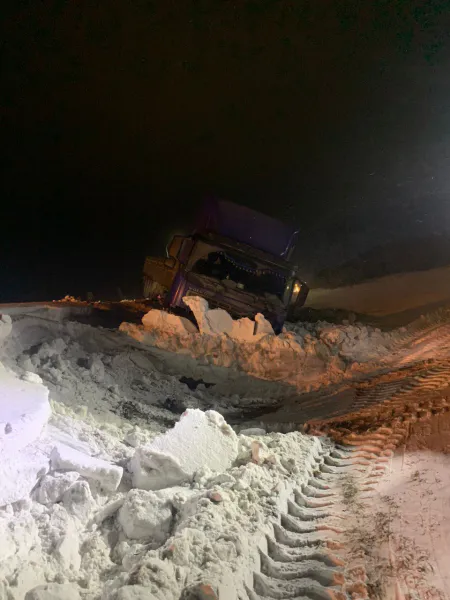 В Татарстане автоинспекторы вызволили из снежного плена большегруз