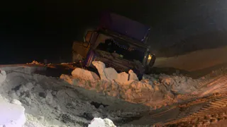 В Татарстане автоинспекторы вызволили из снежного плена большегруз