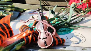 Жители Рязани принесли скрипку на стихийный мемориал Пригожину и Уткину в Приокском