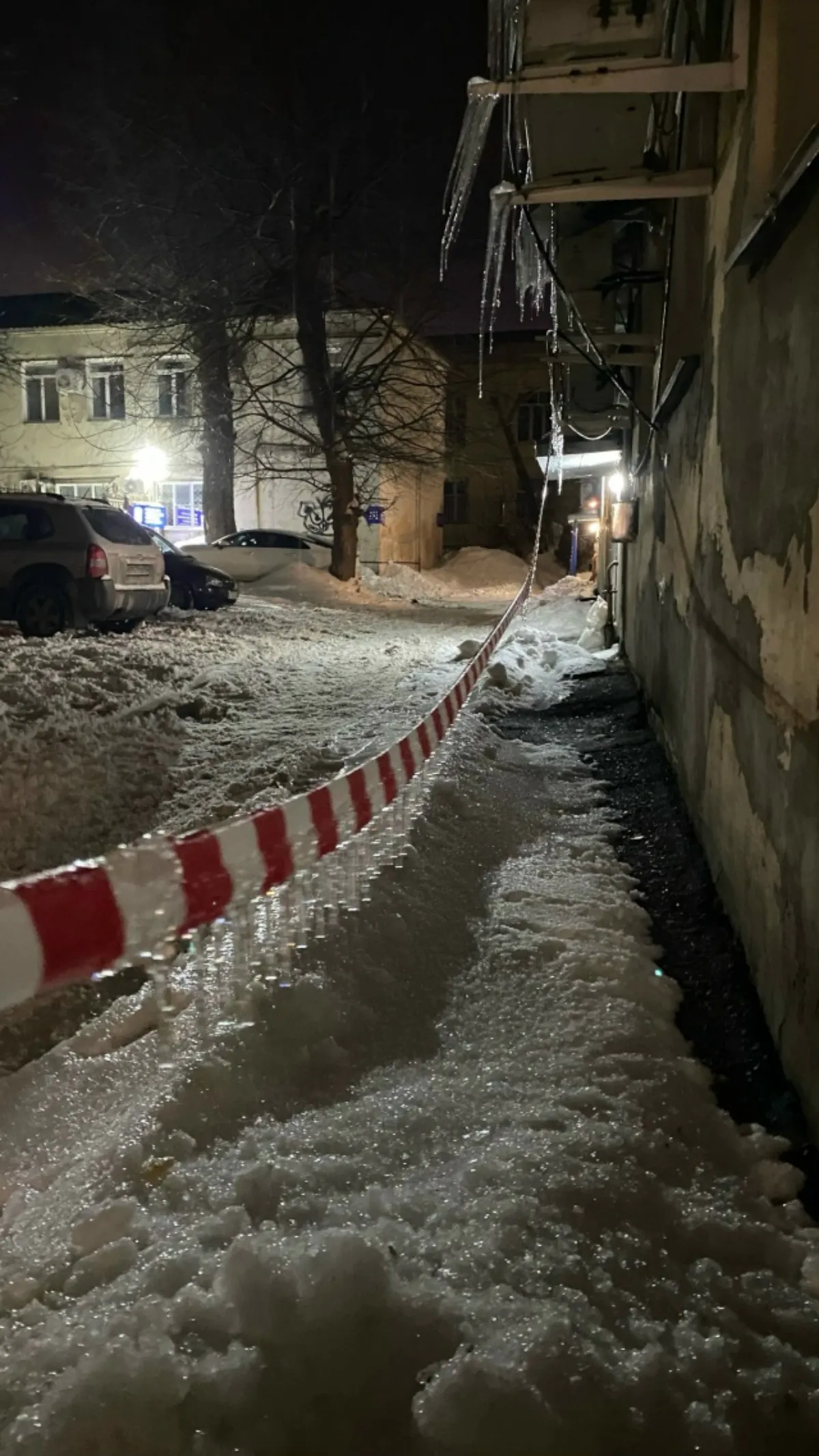 «Где ходить — по проезжей части?»: рязанка пожаловалась на сосульки и нечищеные тротуары