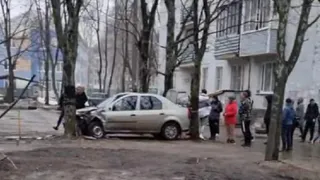 В Рязани водитель машины Renault Logan врезался в дерево