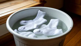 Кидаю 4 ложки в таз — и даже самые затоптанные носки станут белее снега: простой и полезный лайфхак