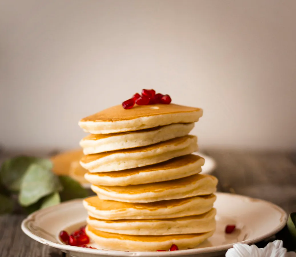 Взбиваем яйца с молоком – на выходе гора пышнейших оладий: такой вкусноты вы в жизни не пробовали